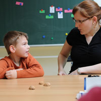 Lehrerin und Schüler. (Quelle: Klinik)
